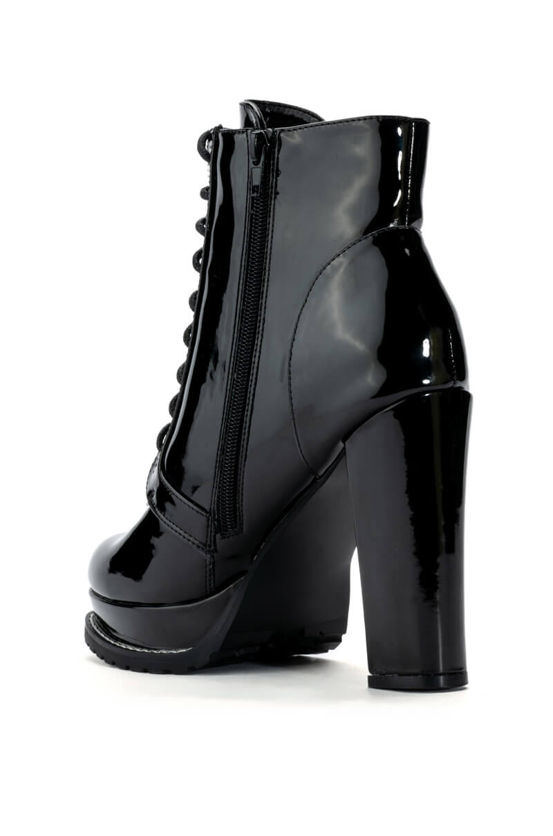 AZALEA WANG FREDDIE CHUNKY LACE UP BOOTIE IN BLACK